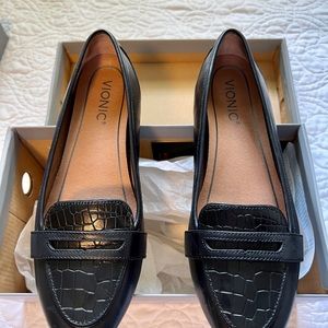 Vionic black loafer like new wore one time